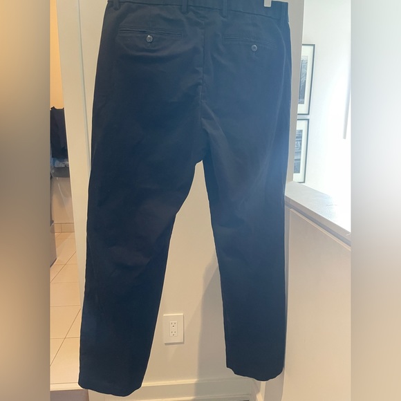 GAP modern khakis in relaxed fit with gapflex - Picture 3 of 4